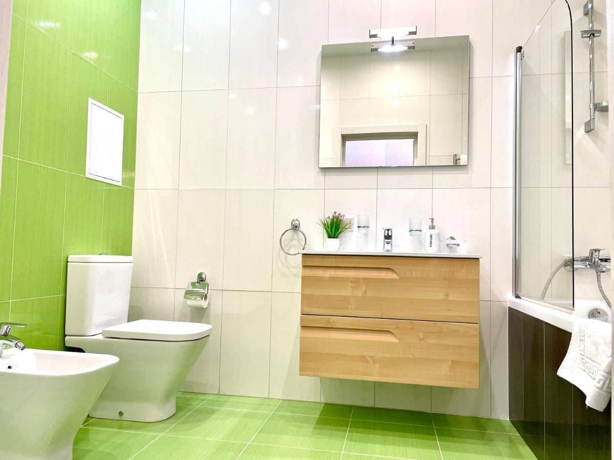 Navit Luxury Apartments With Breakfast Near The Railway Station, The City Center And The Park Kijev Kültér fotó