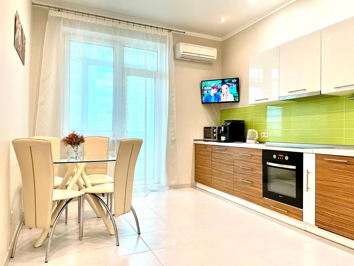 Navit Luxury Apartments With Breakfast Near The Railway Station, The City Center And The Park Kijev Kültér fotó
