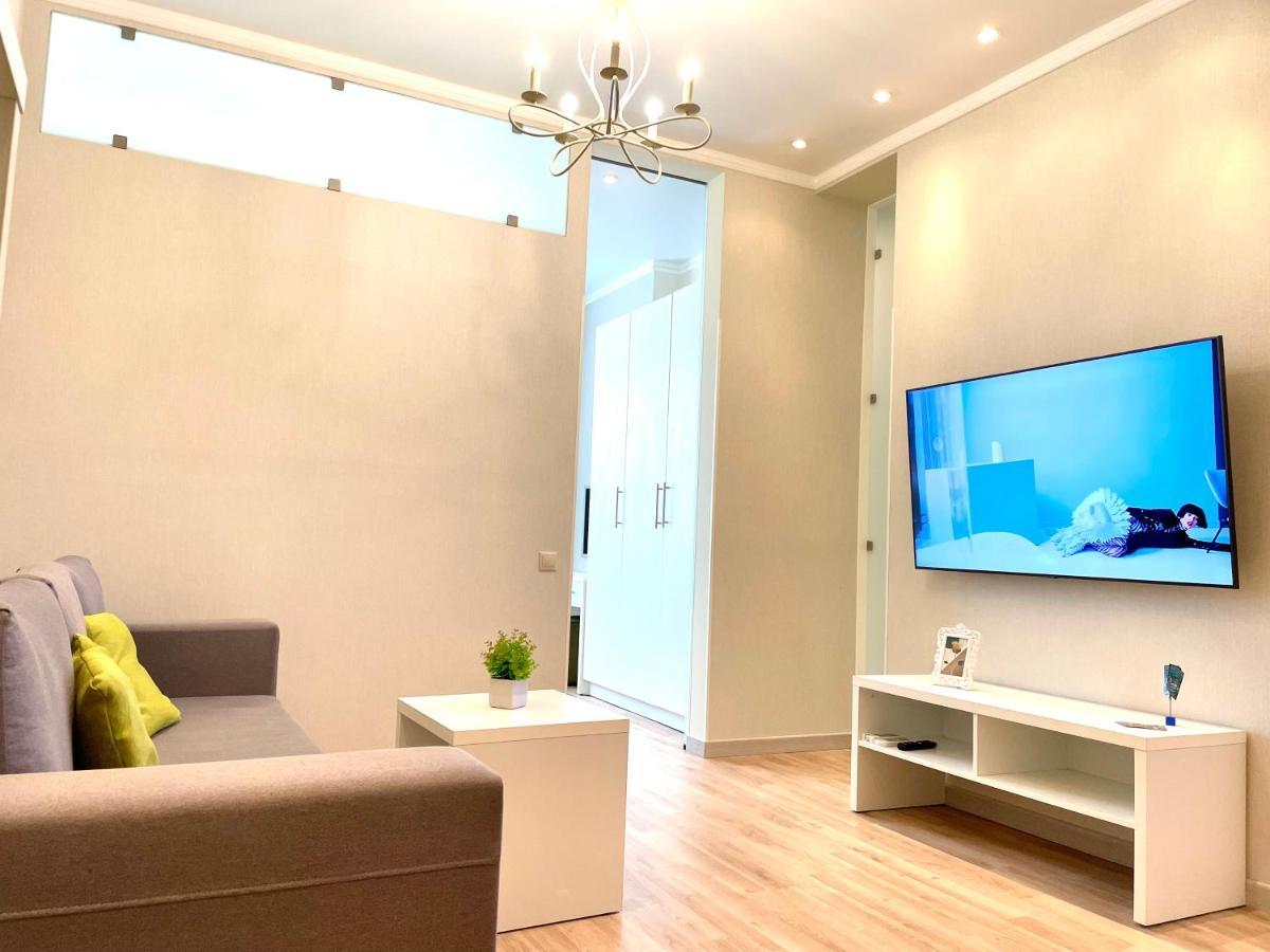 Navit Luxury Apartments With Breakfast Near The Railway Station, The City Center And The Park Kijev Kültér fotó