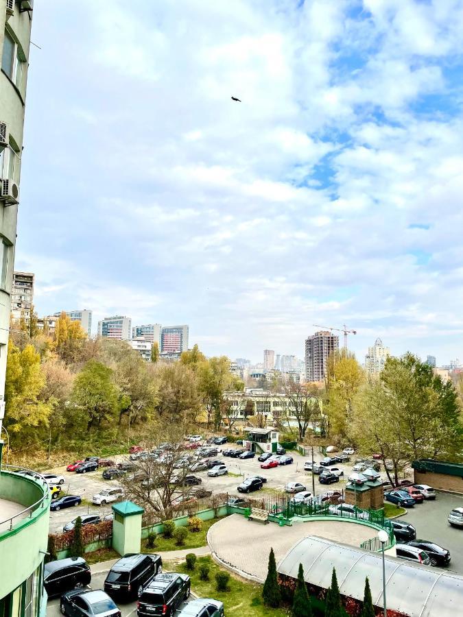 Navit Luxury Apartments With Breakfast Near The Railway Station, The City Center And The Park Kijev Kültér fotó