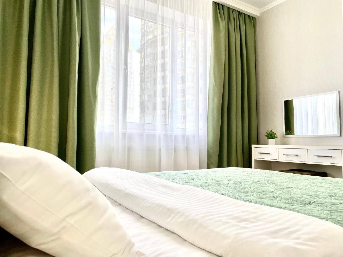 Navit Luxury Apartments With Breakfast Near The Railway Station, The City Center And The Park Kijev Kültér fotó