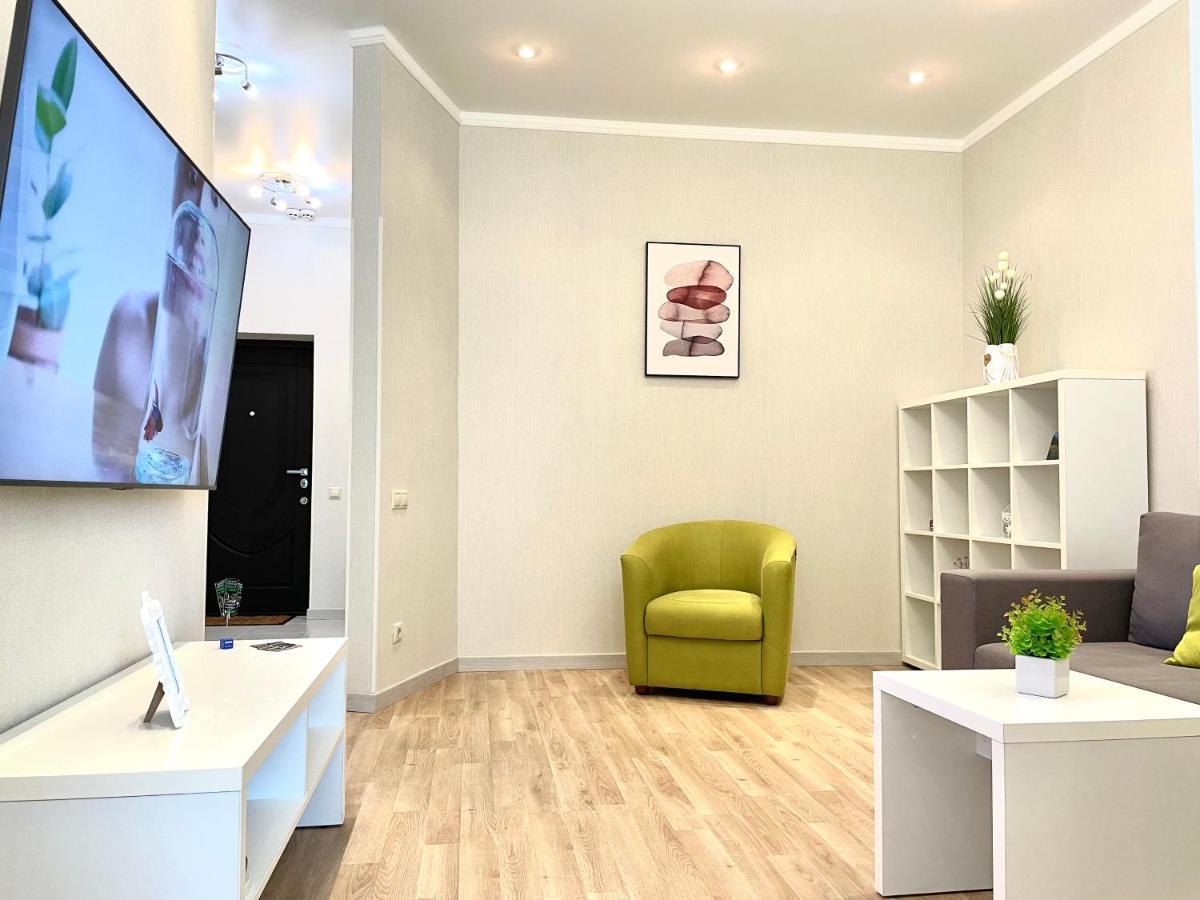 Navit Luxury Apartments With Breakfast Near The Railway Station, The City Center And The Park Kijev Kültér fotó