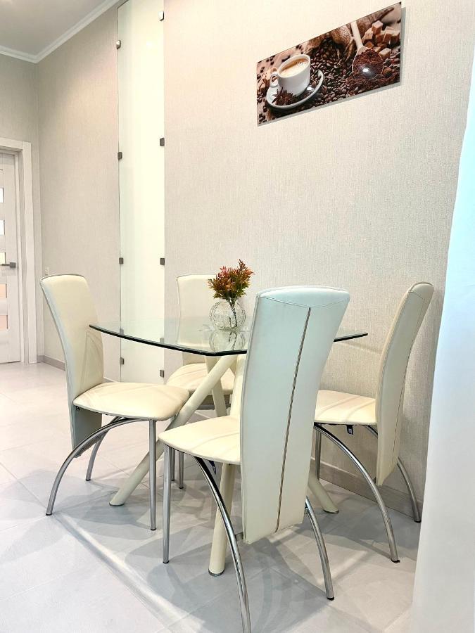 Navit Luxury Apartments With Breakfast Near The Railway Station, The City Center And The Park Kijev Kültér fotó